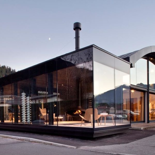Interni Ceramiche & Design: realizzazione showroom in vetro a tutta altezza e profili in acciaio
